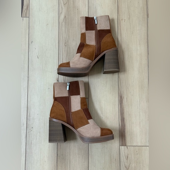 Universal Thread Patchwork Boot - Picture 2 of 4